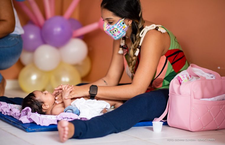 Mães aprendem a shantala durante atividades do Programa Família que Acolhe