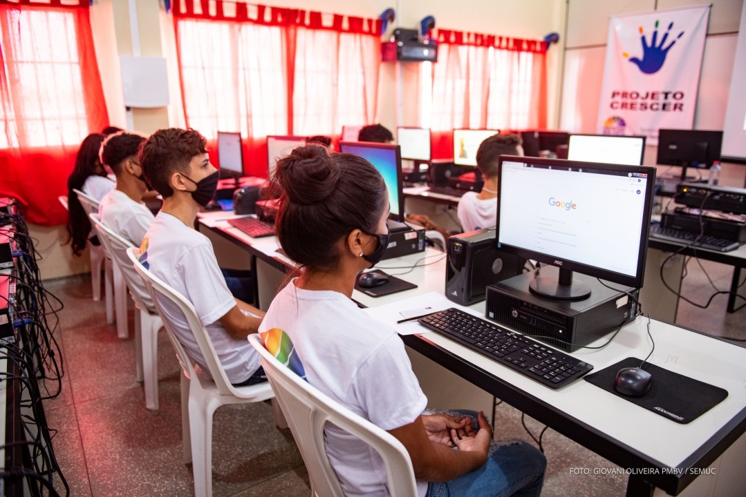 Jovens atendidos pelo projeto ‘Crescer’ aprendem a solicitar emissão de documentos pela internet