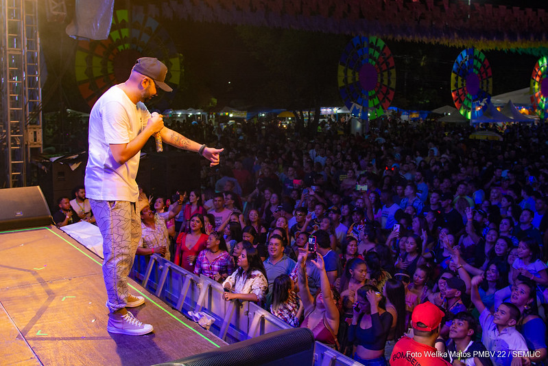 Show nacional do cantor Uendel Pinheiro reúne milhares de pessoas no Boa Vista Junina