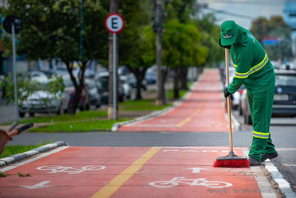 Ruas e ciclovias do Centro de Boa Vista e bairro Sen Hélio Campos recebem serviços de limpeza