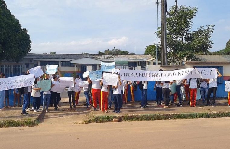 Alunos de escola estadual fazem protesto em Rorainópolis