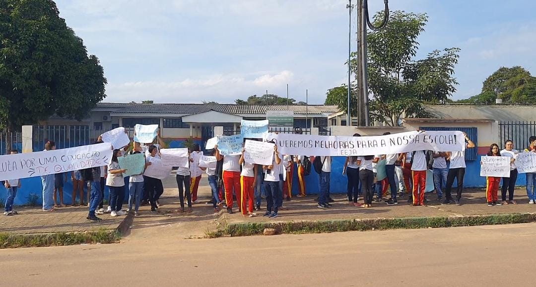 Alunos de escola estadual fazem protesto em Rorainópolis