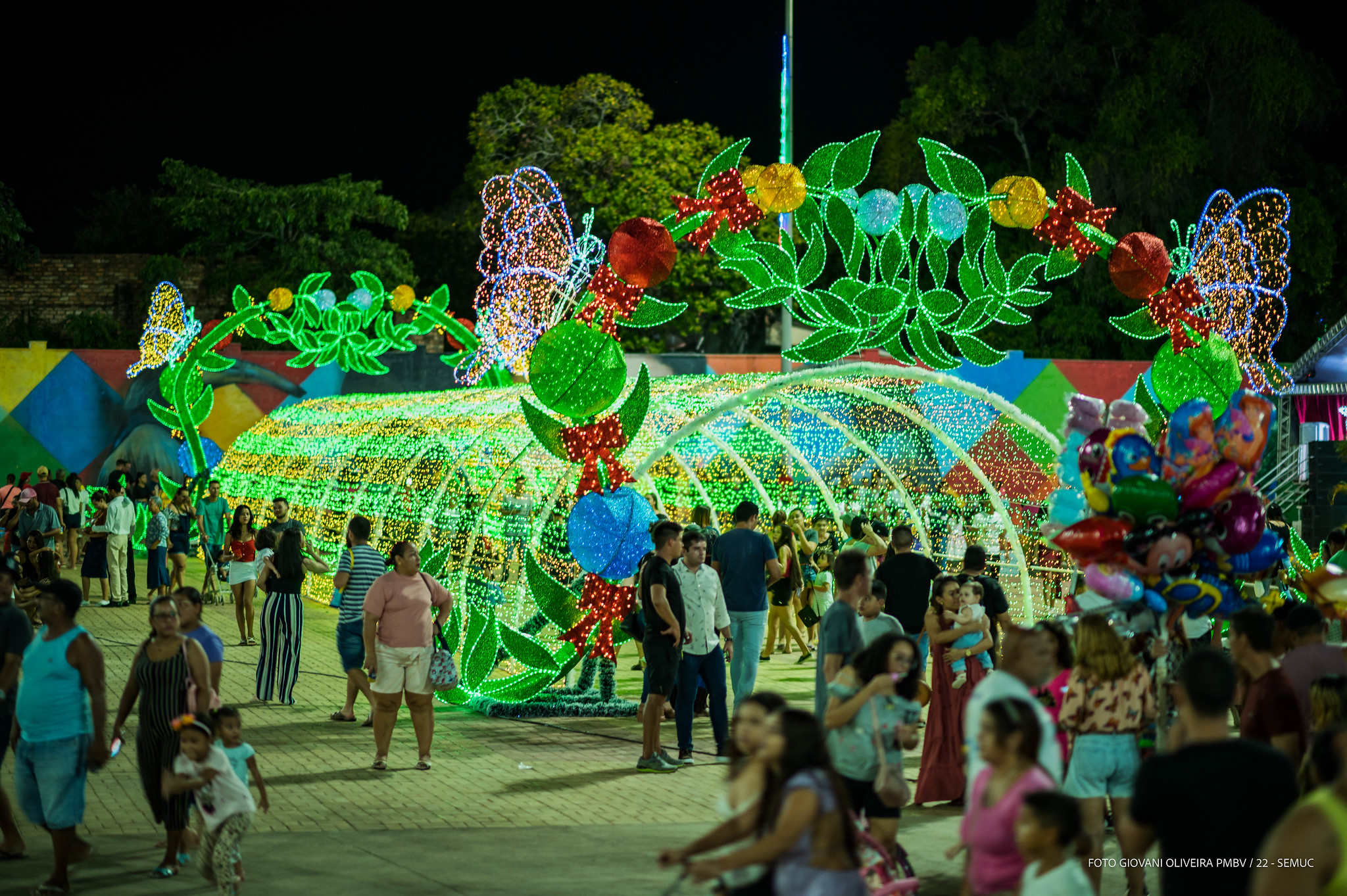 População de Boa Vista se encanta com a decoração natalina em pontos turísticos