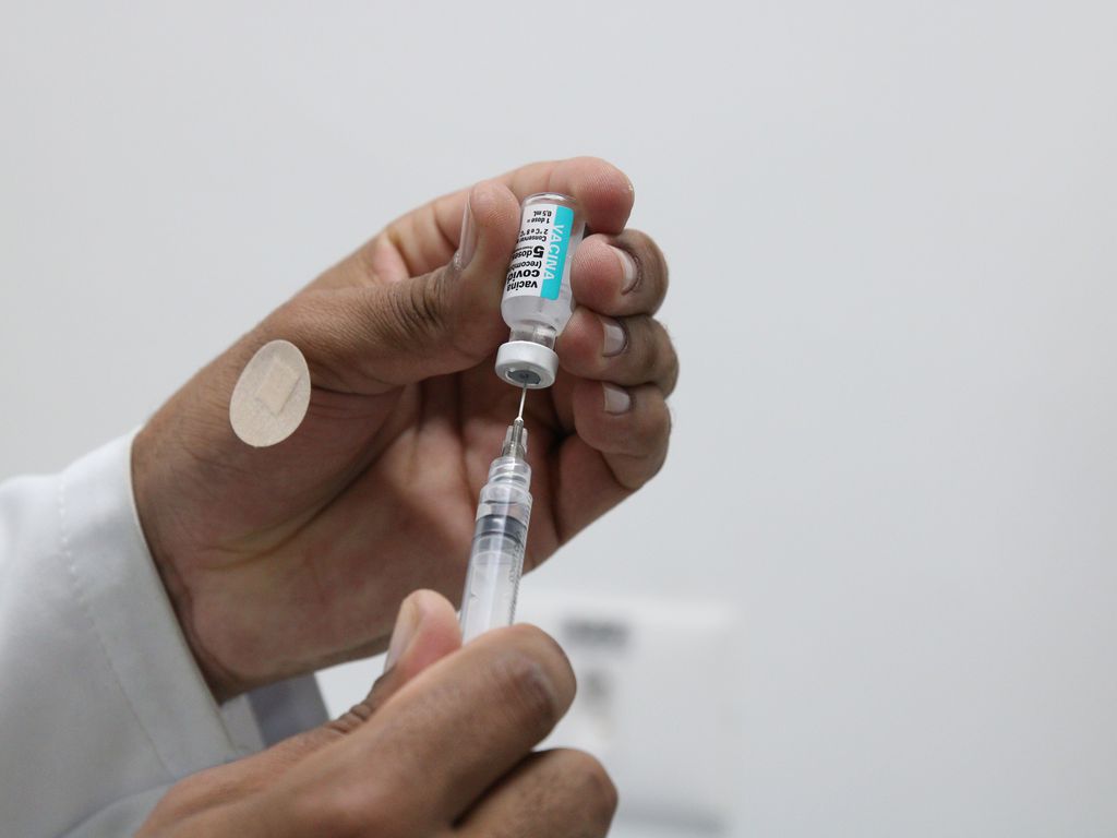 Com aumento no número de casos de Covid-19, população deve procurar dose de reforço da vacina