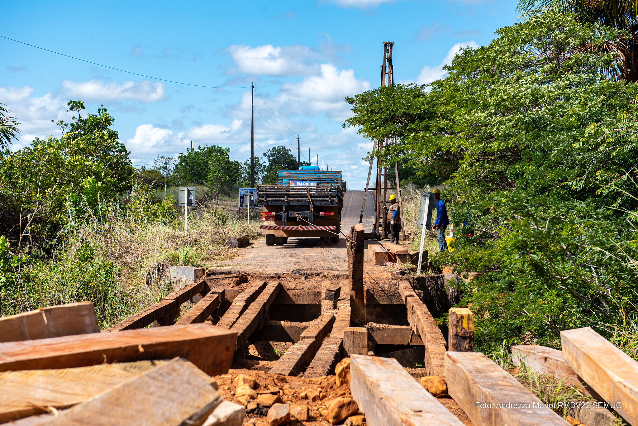Acesso a vicinal 1 do P.A Nova Amazônia é feito por desvio durante reforma de ponte
