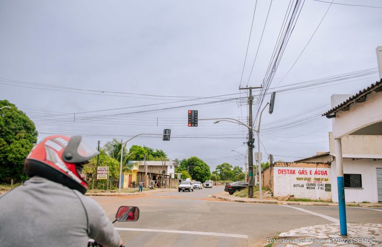 Prefeitura de Boa Vista instala semáforo em cruzamento de avenidas no São Bento