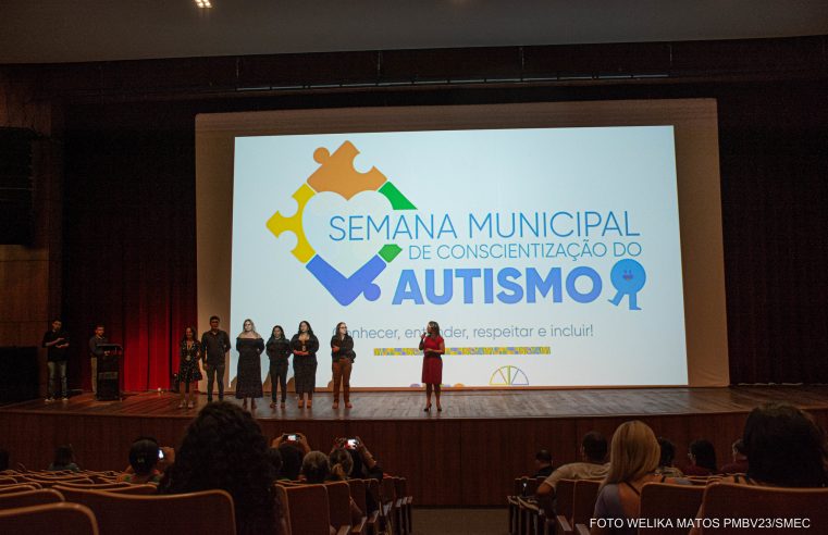 Professores, cuidadores e familiares de alunos participam de palestras sobre autismo em Boa Vista