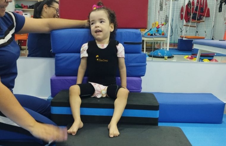 Familiares e amigos fazem campanha para comprar carrinho especial para criança com paralisia cerebral em Boa Vista