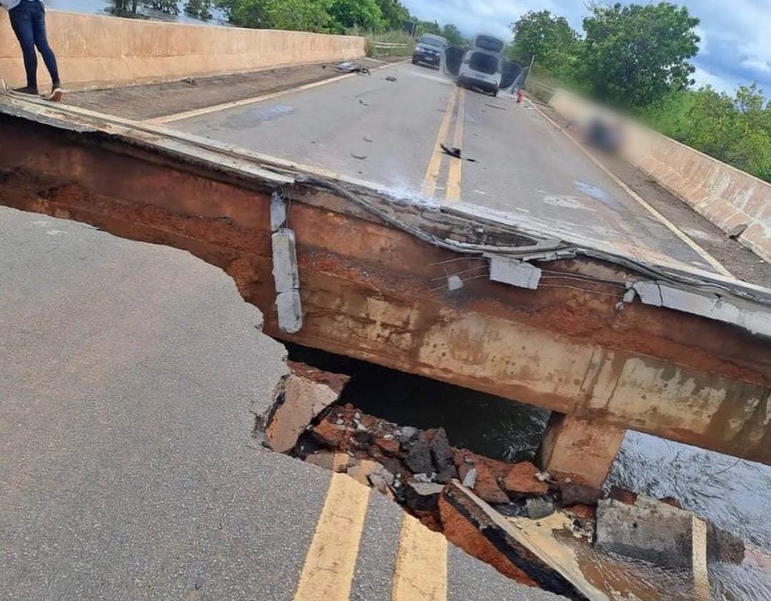 Ponte de concreto rompe na BR-174 impedindo o trânsito de veículos entre Pacaraima e Boa Vista
