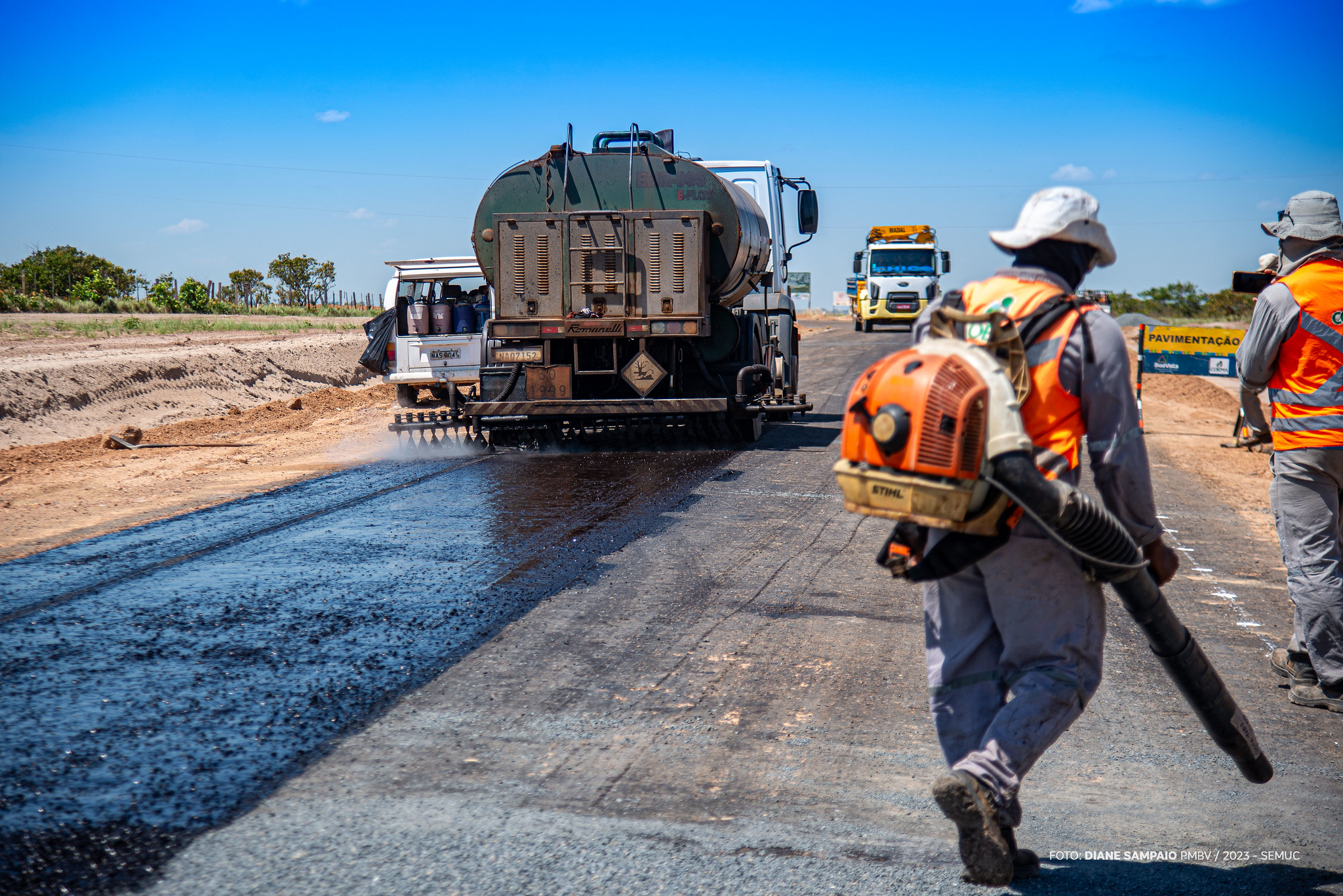 Avança as obras de asfaltamento na região do Murupu, na zona rural de Boa Vista