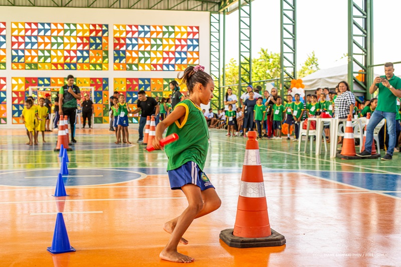 Quadra poliesportiva é inaugurada na Escola Municipal Leila Maria da Silveira, na região do Murupu