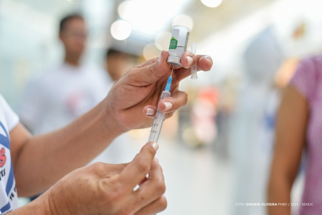 Equipes da prefeitura percorrem CRAS da capital para vacinar público-alvo contra a influenza