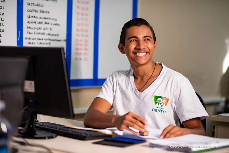 Jovens vivenciam a experiência do primeiro emprego por meio do projeto Rumo Certo