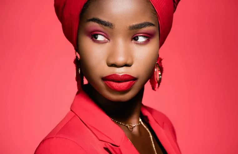 Roxo, vermelho, azul e mais: especialista indica as cores do verão 2023