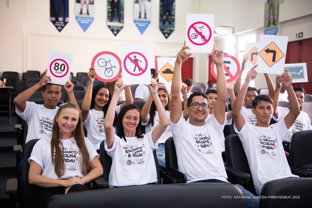 Jovens do Crescer aprendem noções importantes para um trânsito seguro em Boa Vista