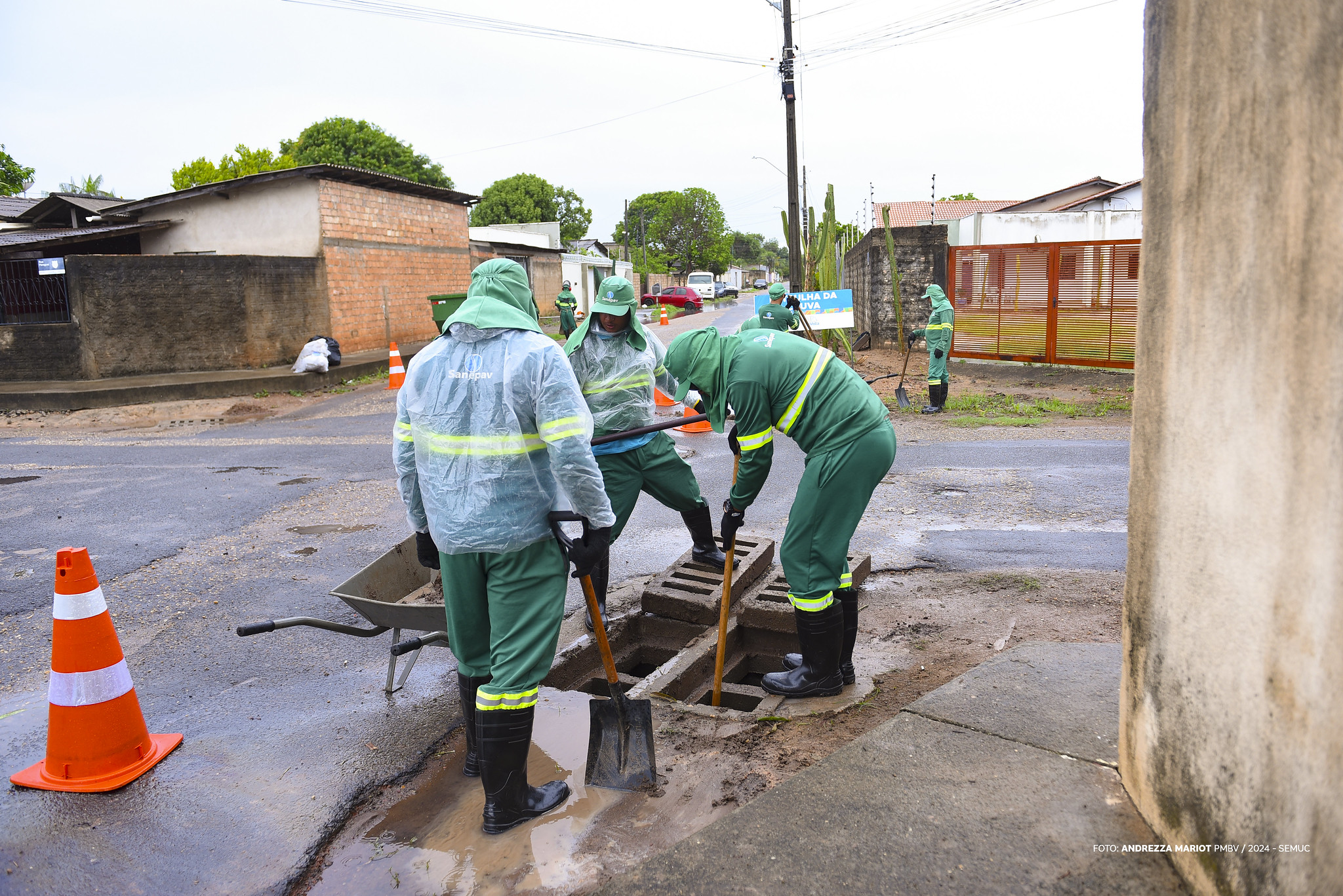 Patrulha da Chuva intensifica a limpeza urbana e serviço de desobstrução na rede de drenagem para diminuir impactos das chuvas