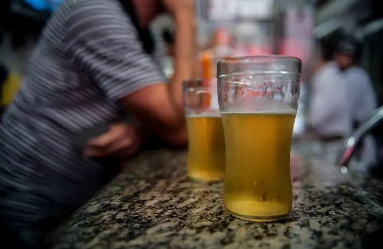 Consumo de álcool causa 12 mortes por hora no Brasil, diz Fiocruz