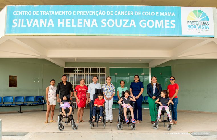 Crianças com deficiência recebem cadeiras de rodas adaptadas da Prefeitura