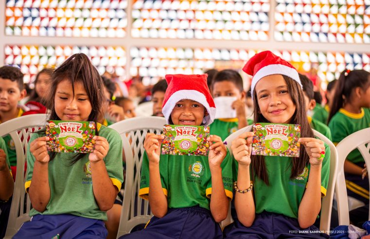 Crianças da rede municipal de ensino recebem presentes da Campanha Papai Noel dos Correios nesta terça-feira (17)