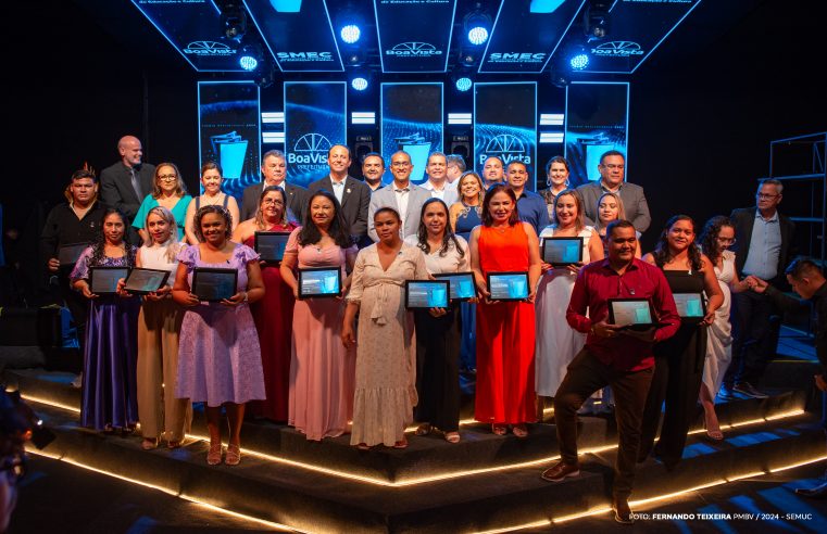 Servidores da educação destaques dos prêmios Delacir e Meritocracia recebem o 14º salário