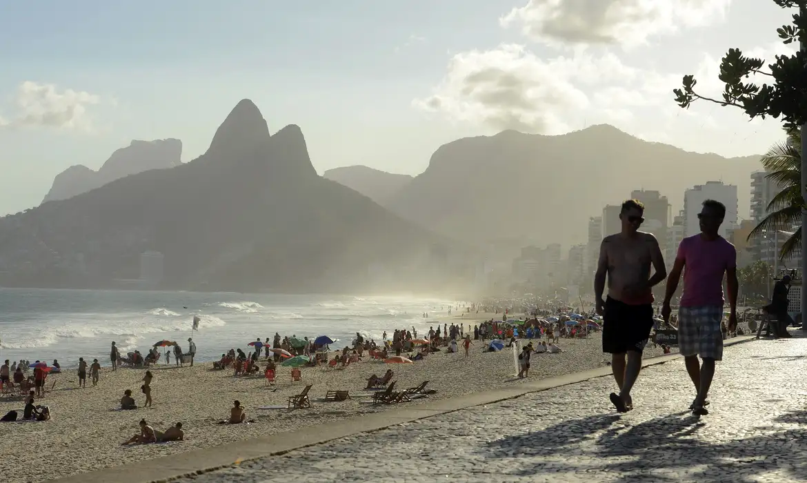 Brasileiros estão otimistas para 2025, diz pesquisa da Febraban