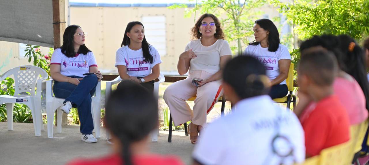COMBATE À VIOLÊNCIA – Migrantes atendidas pela Acnur participam de roda de conversa sobre direitos das mulheres