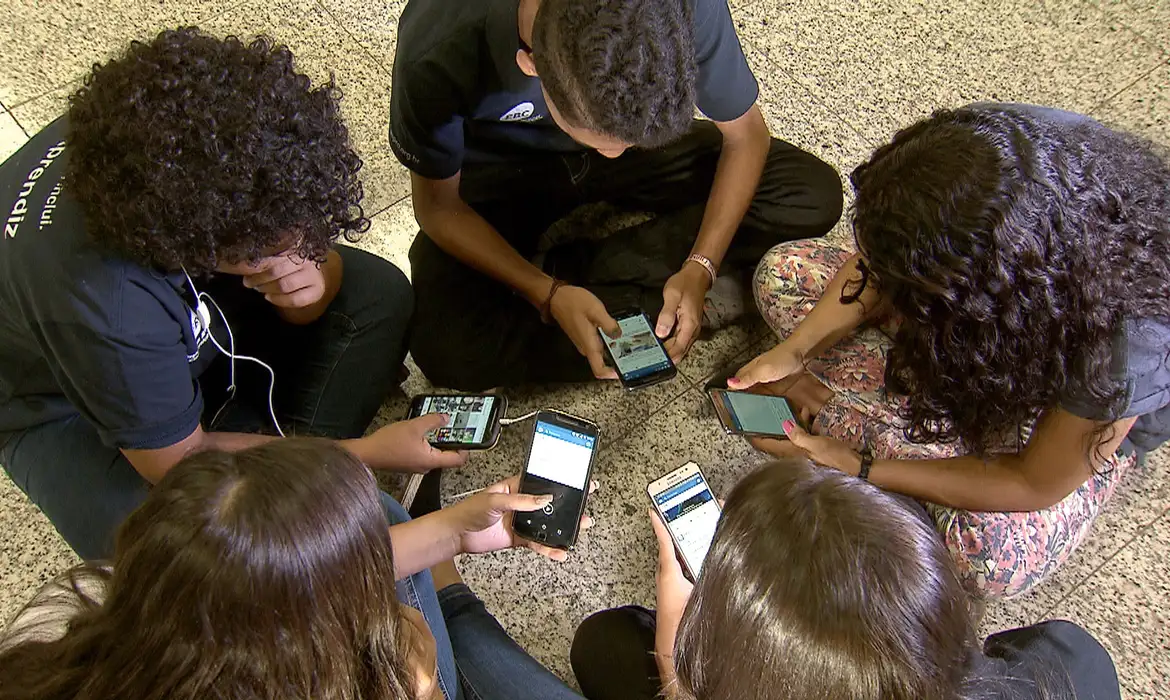 Lei que limita uso de celular nas escolas é sancionada
