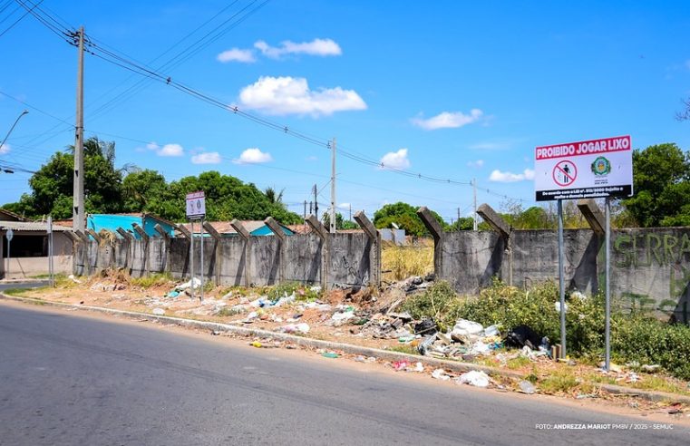 “Proibido jogar lixo” – Placas de alerta são instaladas em Boa Vista para conscientização sobre descarte irregular