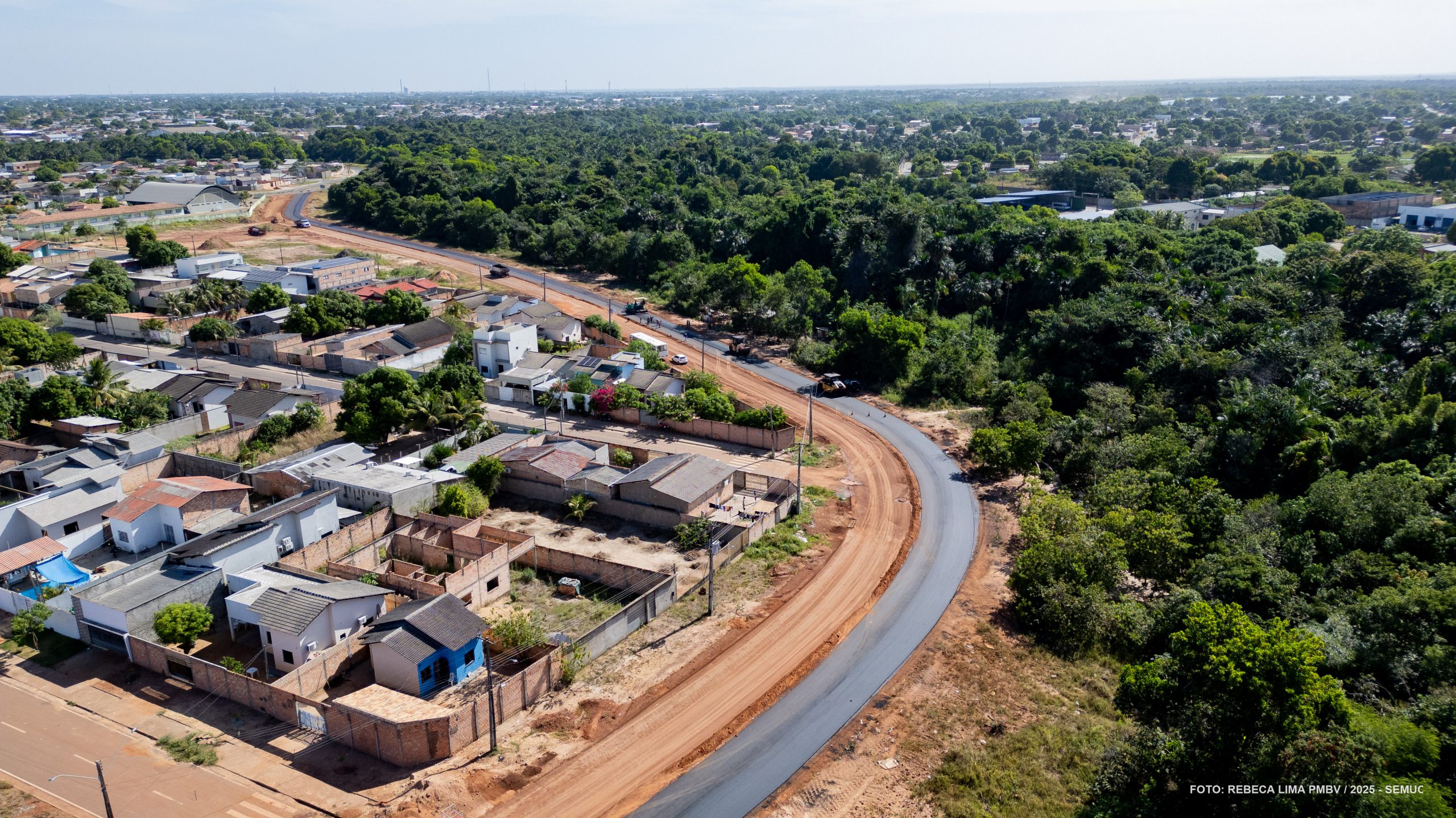 Avenida Parque Céu Azul, no bairro Jardim Tropical, passa por obras de pavimentação