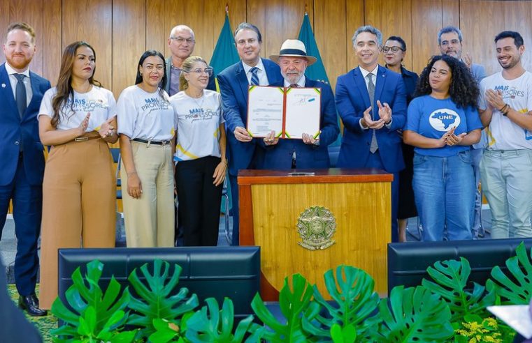 Governo lança Programa Pé-de-Meia com bolsa mensal de R$ 1.050 e incentivos para estudantes de licenciatura