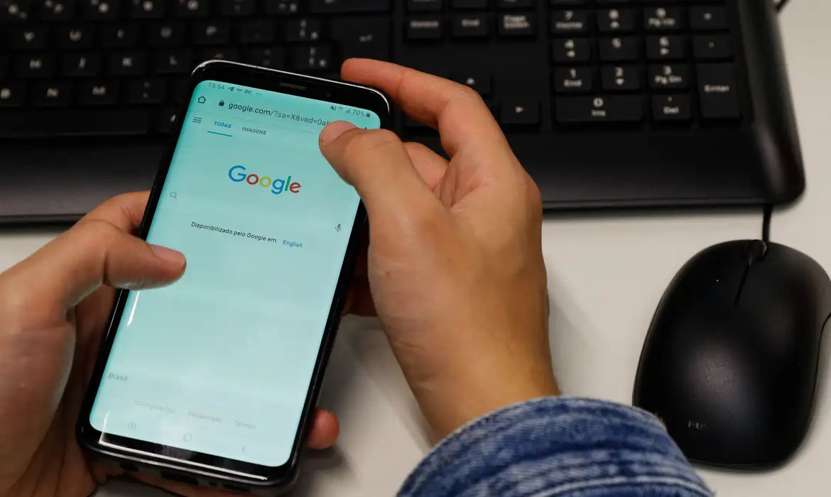 Celular em sala de aula – Especialista avalia impactos e dá dicas para uso saudável da tecnologia