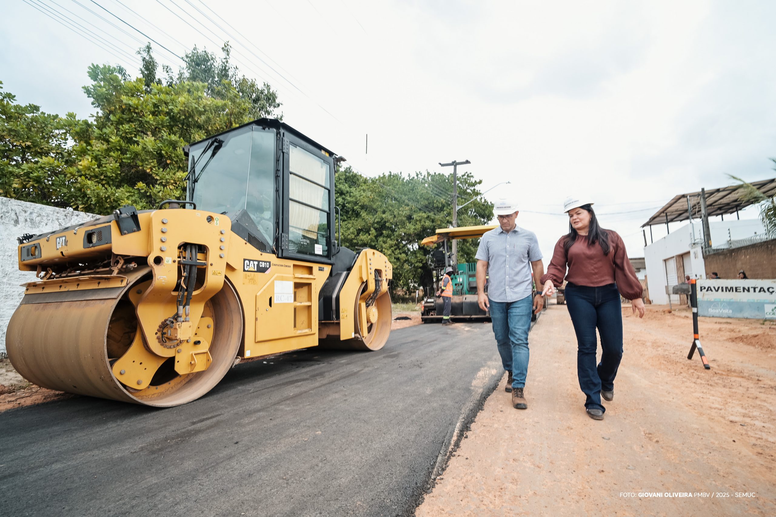Prefeito Arthur Henrique vistoria obras de infraestrutura em andamento no município