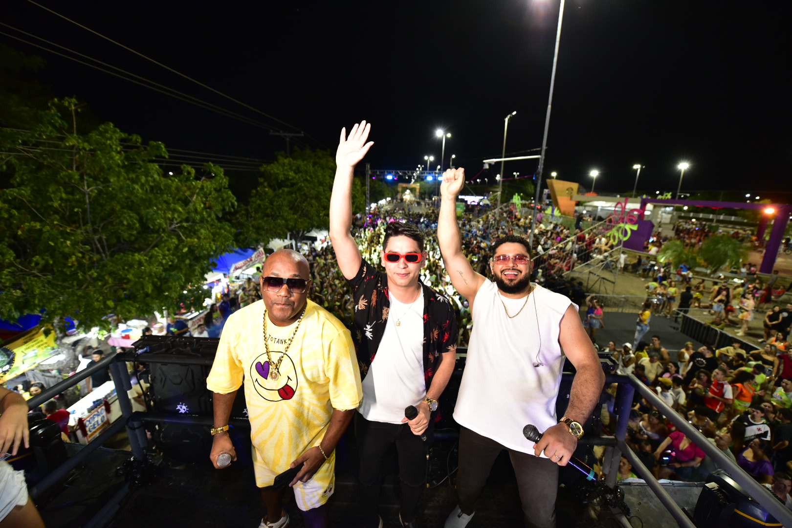 Bandas, trios elétricos e “paredões” de som agitam a folia na Praça Fábio Paracat