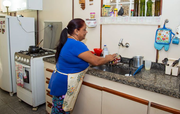 Mulheres negras representam 69,9% no trabalho de cuidados no Brasil, revela estudo