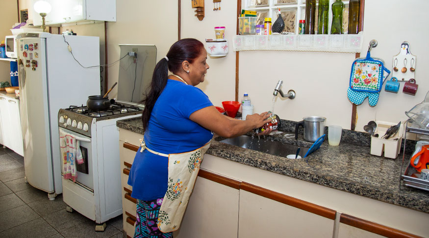 Mulheres negras representam 69,9% no trabalho de cuidados no Brasil, revela estudo