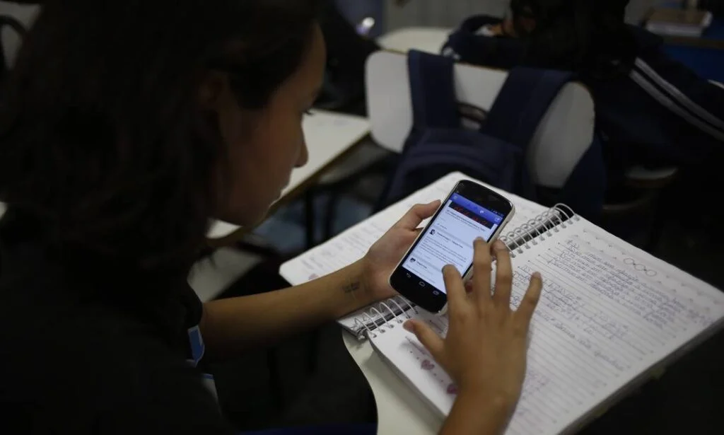 Conselho de Educação publica diretrizes para educação digital e uso de celulares nas escolas brasileiras