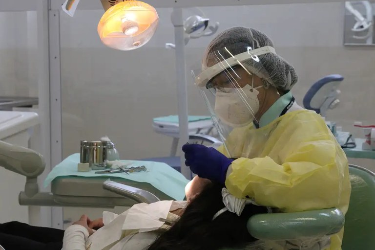 Nova lei garante reconstrução dentária pelo SUS para mulheres vítimas de violência