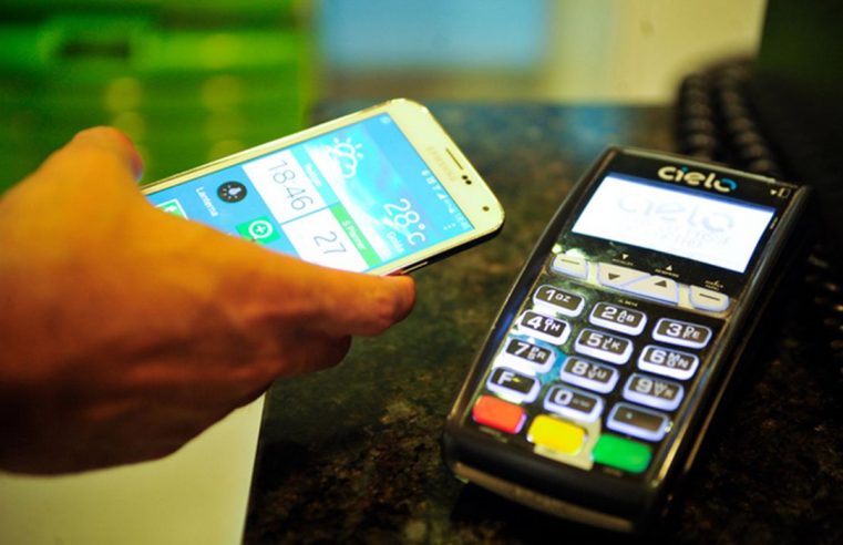 Celulares dominam o sistema bancário: 82% das transações no Brasil são feitas por canais digitais, revela pesquisa Febraban 2025