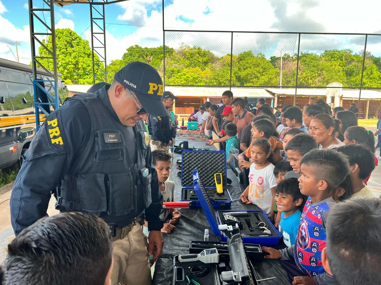 Polícia Federal Rodoviária visita comunidade indígena de Roraima em homenagem ao Dia dos Povos Originários