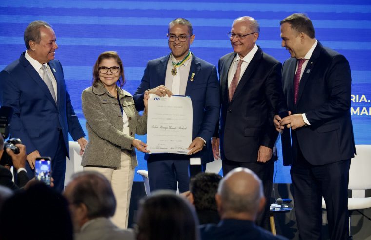 Prefeito Arthur Henrique recebe prêmio nacional da indústria por apoio ao setor