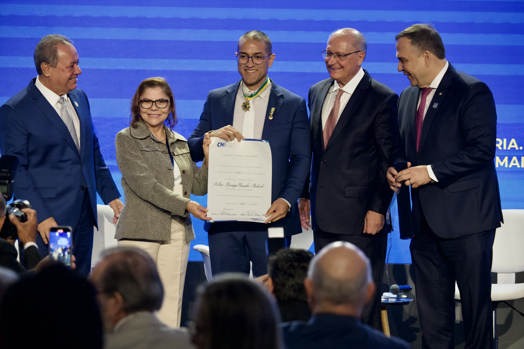 Prefeito Arthur Henrique recebe prêmio nacional da indústria por apoio ao setor