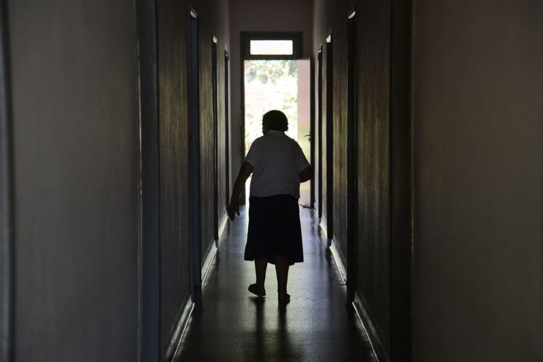Abandono e maus-tratos contra idoso ou pessoa com deficiência passam a ter punição mais severa com nova legislação