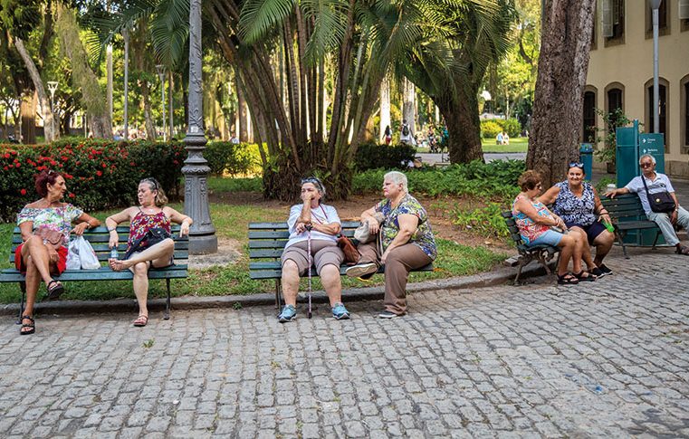 Desigualdade social acelera envelhecimento cerebral, mostra estudo