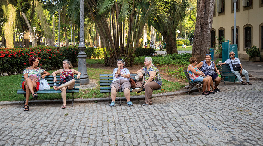 Desigualdade social acelera envelhecimento cerebral, mostra estudo