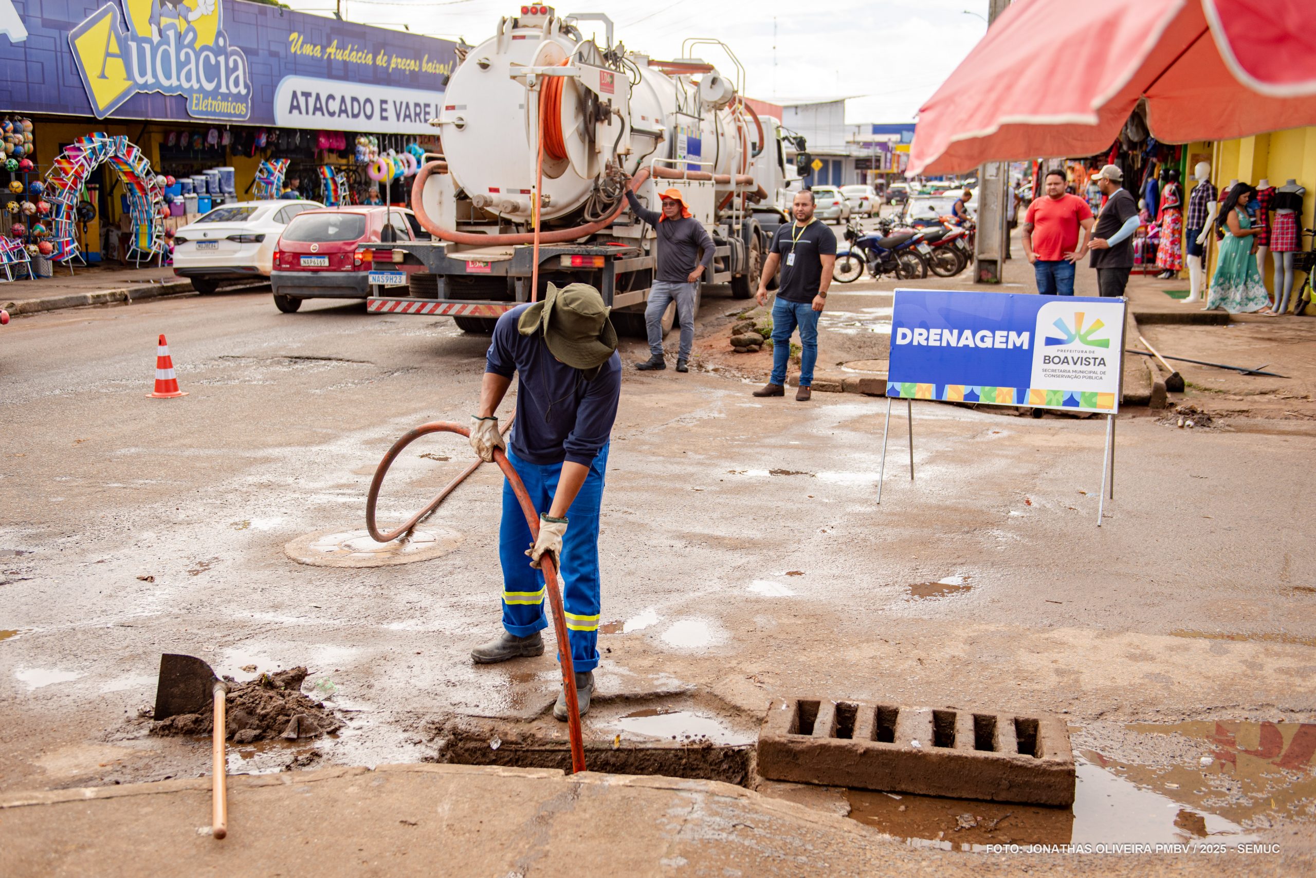 Equipes da Patrulha da Chuva intensificam limpeza em 16 bairros para conter acúmulo de água em pontos críticos