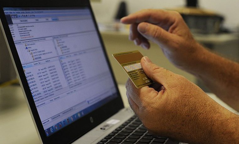 Uso de internet para serviços bancários cresce e atinge 119,6 milhões de brasileiros