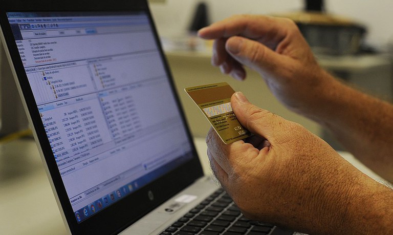 Uso de internet para serviços bancários cresce e atinge 119,6 milhões de brasileiros