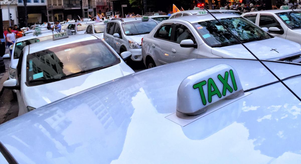 Taxistas brasileiros deixam de pagar R$ 52 por inspeção obrigatória de taxímetro