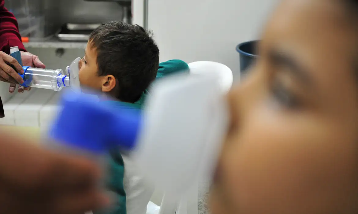 Casos de síndrome respiratória grave caem no país, mas ainda preocupam algumas regiões, aponta Fiocruz