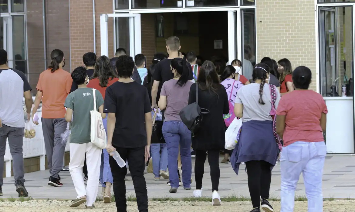 Mais de 60% dos contratos do Fies estão inadimplentes e governo abre renegociação para estudantes